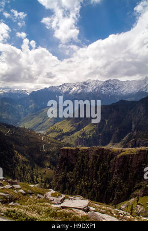 Ein Blick über die Kullu Tal vom Leh-Manali Highway und führt die Spitze der Rothang Pass in Himachal Pradesh, Indien. Stockfoto