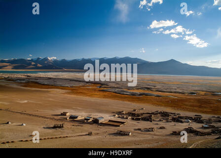Das Dorf Thukje in der Nähe von Tso Kar-See in Ladakh. Stockfoto