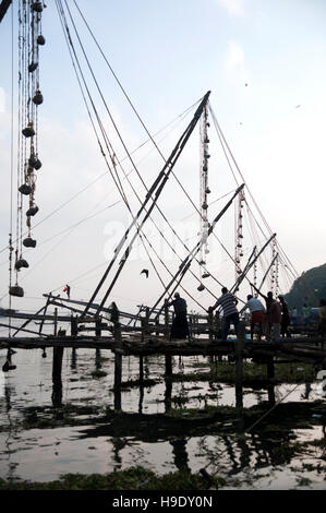 Chinesische Fischernetze in Fort Cochin, Kerala, Indien. Stockfoto