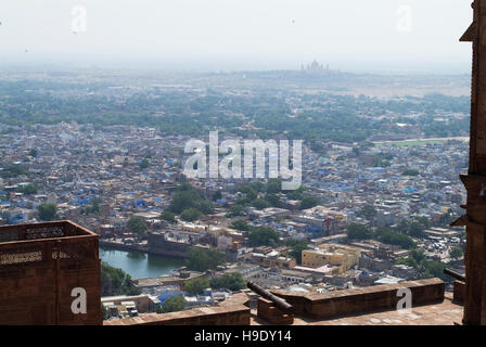 Der Blick über Jodhpur und Umaid Bhawan vom Mehrangarh Fort. Stockfoto