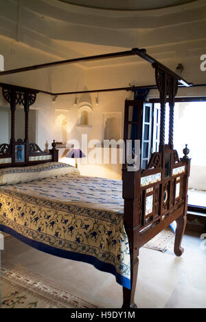 Ein Zimmer im Bhainsrorgarh Fort, Rajsthan, Indien. Stockfoto