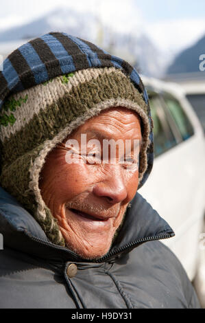 Ein älterer Mann der Lepcha in Lachung Village, Nord-Sikkim, Indien. Stockfoto