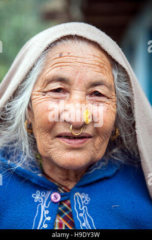 Eine ältere Lapcha Frau aus dem Dorf Radhu Kandu in Sikkim, Indien Stockfoto