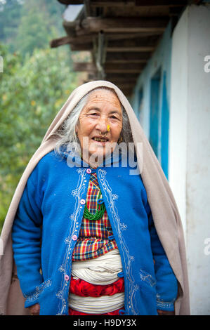 Eine ältere Lapcha Frau aus dem Dorf Radhu Kandu in Sikkim, Indien Stockfoto