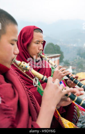 Zwei junge Mönche Schlag Tempel Hörner im Kloster Tawang Tawang, Indien. Stockfoto