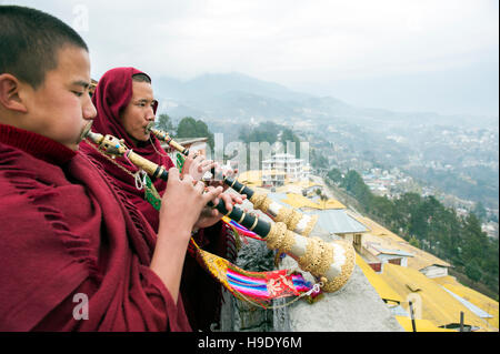 Zwei junge Mönche Schlag Tempel Hörner im Kloster Tawang Tawang, Indien. Stockfoto