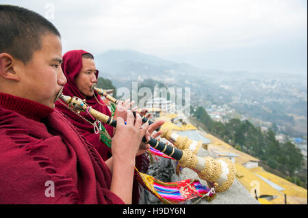 Zwei junge Mönche Schlag Tempel Hörner im Kloster Tawang Tawang, Indien. Stockfoto