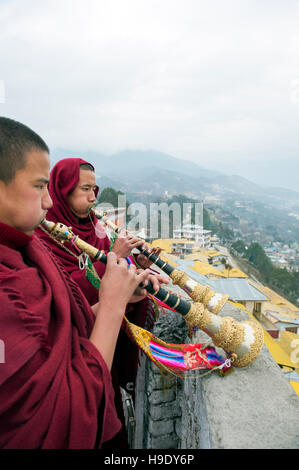 Zwei junge Mönche Schlag Tempel Hörner im Kloster Tawang Tawang, Indien. Stockfoto