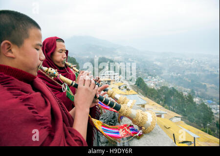 Zwei junge Mönche Schlag Tempel Hörner im Kloster Tawang Tawang, Indien. Stockfoto