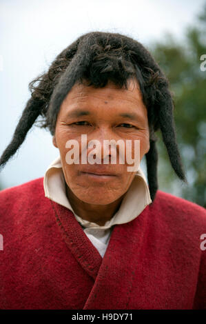 Ein monpa Mann in traditioneller Kleidung in dem abgelegenen Tal Tawang, Arunachal Pradesh, Indien. Stockfoto