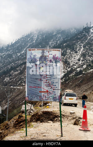 Ein Wegweiser der Städte auf die drei Tag Road im Norden von Arunachal Pradesh zu tawang, Indien. Stockfoto