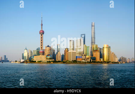 Shanghai Pudong neue Skyline der Stadt in der goldenen Sonne. Das höchste Gebäude ist Shanghai Tower befindet sich in Pudong Stockfoto