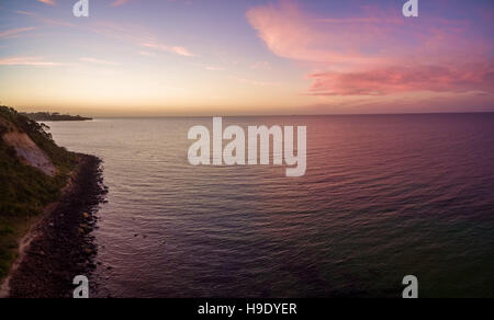 Aerial Panorama der herrlichen lila Sonnenuntergang über Meer Stockfoto
