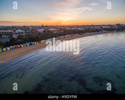 Luftaufnahme der Sonnenaufgang am Strand von Brighton zeigt der Vorstadt und Baden Boxen. Melbourne, Victoria, Australien Stockfoto