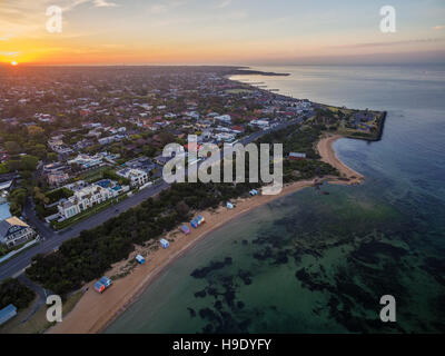 Luftaufnahme des Sonnenaufgangs an Brighton Beach Küste. Melbourne, Victoria, Australien. Stockfoto