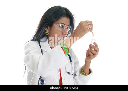 Eine indische wissenschaftliche Forscherin in einer flüssigen Lösung in einem Labor. Stockfoto