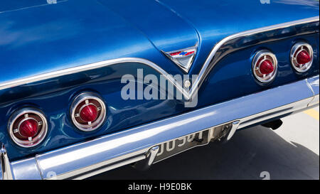 Detail des Heckteils eines 1961 Chevy Bel Air Autos einschließlich der Rückleuchten und Chevrolet Abzeichen in Brisbane, Australien Stockfoto