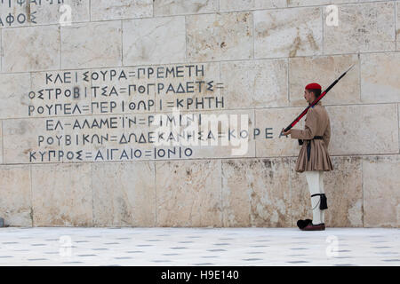 Athen, Griechenland - 21.September: Der Wechsel der Wachablösung erfolgt vor dem griechischen Parlament Gebäude am September 21, 2016 in Athen Stockfoto