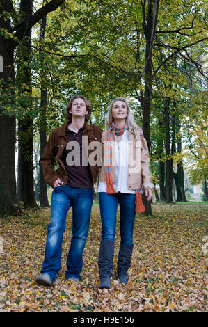 Junges Paar zu Fuß durch einen herbstlichen park Stockfoto