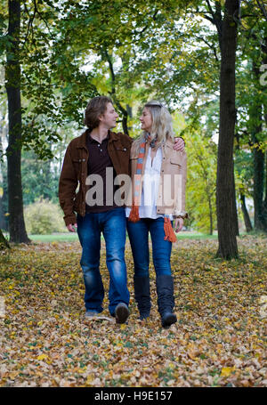 Junges Paar zu Fuß durch einen herbstlichen park Stockfoto