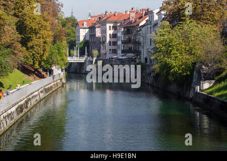 LJUBLJANA, Slowenien - 24. September 2016: Ljubljana - Slowenien - Stadtzentrum, Blick auf den Fluss. Ljubljana ist das Wirtschafts- und Kulturzentrum des c Stockfoto