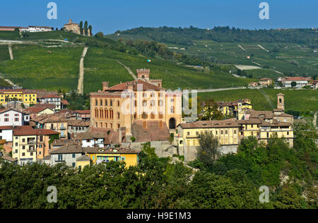 Dorf von Barolo mit Barolo-Burg, Castello di Barolo, Piemont, Italien Stockfoto