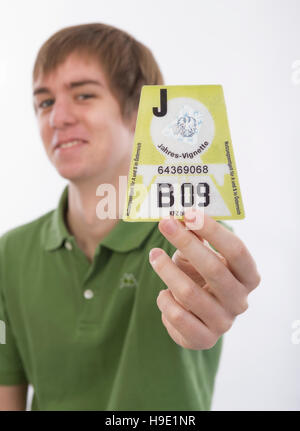 Junger Mann hält eine österreichische vignette Stockfoto