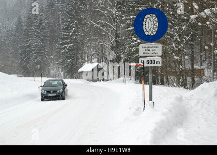 Verkehr zu signieren, Schneeketten obligatorisch, Kaiserau, Admont, Steiermark, Österreich Stockfoto