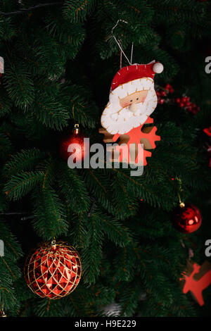 Rote Weihnachtskugeln am Baum Stockfoto