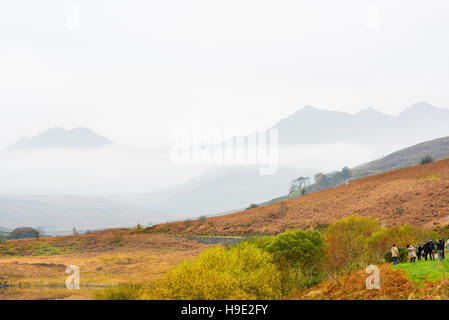 Mount Snowdon im Nebel von Capel Curig über LLnnau Mymbyr gesehen. Stockfoto