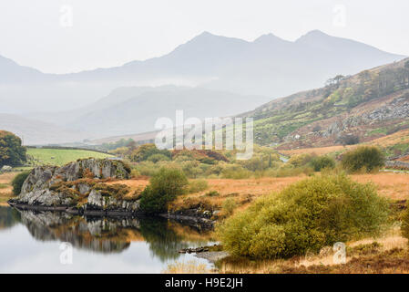 Mount Snowdon im Nebel von Capel Curig über LLnnau Mymbyr gesehen. Stockfoto