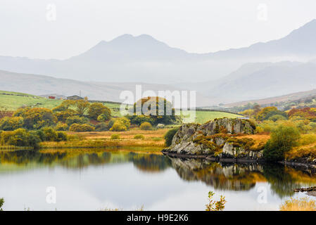 Mount Snowdon im Nebel von Capel Curig über LLnnau Mymbyr gesehen. Stockfoto