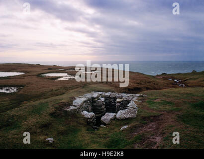 St Gwenfaen Brunnen (Ffynnon Gwenfaen), Anglesey, sagte zu psychische Störungen als Gegenleistung für Angebote aus weißem Quarz Kies zu heilen. Stockfoto