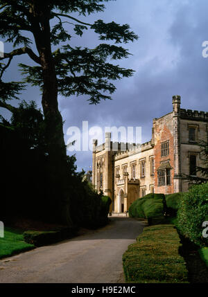 Hauptantrieb, S vor Elvaston Castle umgebaut 1817, Neo-gotischen Entwürfen von James Wyatt, rechtwinklige Satteldach Ende Bucht von 1633 Haus sichtbar auf R. Stockfoto