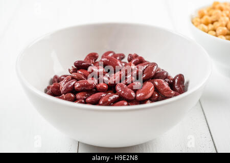 Rote Kidney-Bohnen und Kichererbsen aus der Dose Stockfoto