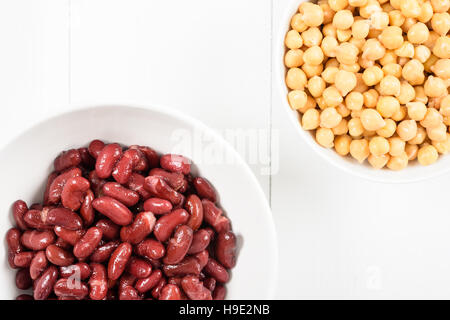 Rote Kidney-Bohnen und Kichererbsen aus der Dose Stockfoto