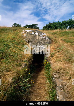 Schmale Vorplatz & Eingang am Ostende des Uley Long Barrow (Hetty Pegler Tump), Gloucestershire, einer neolithischen Cotswold Severn gekammert Grab. Stockfoto