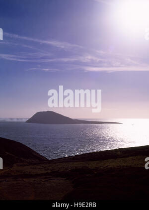 Ansicht SW über Bardsey Sound von in der Nähe von Aberdaron, zeigt markante Profil von Bardsey Island (Ynys Enlli), 2 Meilen abseits die SW-Spitze der Lleyn (Llyn). Stockfoto