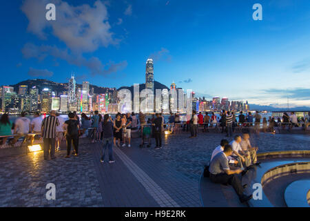 Blick auf Hong Kong Island Skyline von Tsim Sha Tsui Promenade in der Abenddämmerung, Hong Kong, China Stockfoto