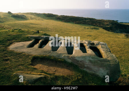 Sechs Körperangepasster Gräber geschnitten in einem Sandstein Felsen neben St Patricks angelsächsischen Kapelle auf Heysham Barrows, Morecambe Bay. Stockfoto