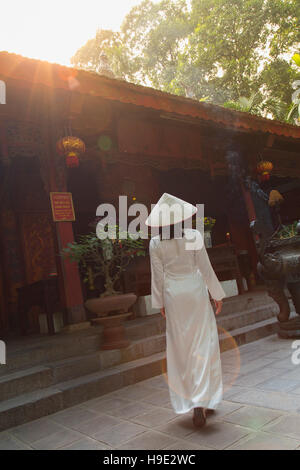 Frau im Kleid der Ao Dai Quan Thanh Tempel, Hanoi, Vietnam Stockfoto