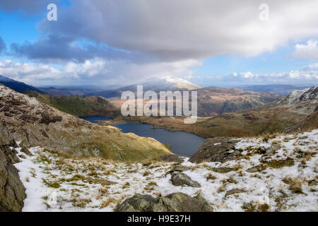 Um Llyn Llydaw See und fernen Moel Siabod von Y Gribbin Ridge in Snowdon Horseshoe mit Schnee im Winter. Nationalpark Snowdonia Wales UK Stockfoto