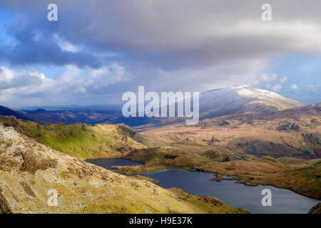 Um Llyn Llydaw See und fernen Moel Siabod von Y Gribbin Ridge in Snowdon Horseshoe mit Schnee im Winter. Nationalpark Snowdonia Wales UK Stockfoto