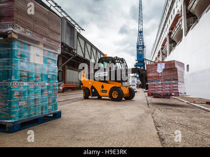 Verladen von Gütern auf ein Boot in Southampton Docks Staplerfahrer Stockfoto