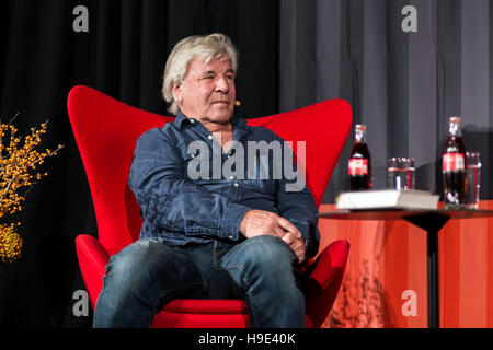 Der Schwedisch-französischen Schriftsteller und Journalist Jan Guillou gesehen in einem Interview im Buch fair BogForum 2016 in Kopenhagen. Stockfoto