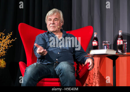 Der Schwedisch-französischen Schriftsteller und Journalist Jan Guillou gesehen in einem Interview im Buch fair BogForum 2016 in Kopenhagen. Stockfoto