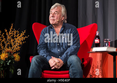 Der Schwedisch-französischen Schriftsteller und Journalist Jan Guillou gesehen in einem Interview im Buch fair BogForum 2016 in Kopenhagen. Stockfoto