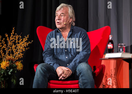 Der Schwedisch-französischen Schriftsteller und Journalist Jan Guillou gesehen in einem Interview im Buch fair BogForum 2016 in Kopenhagen. Stockfoto