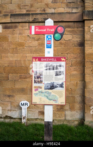 Editorial-Bildern der touristischen Hinweisschild an Bakewell Station auf dem Monsal Trail in Derbyshire Stockfoto