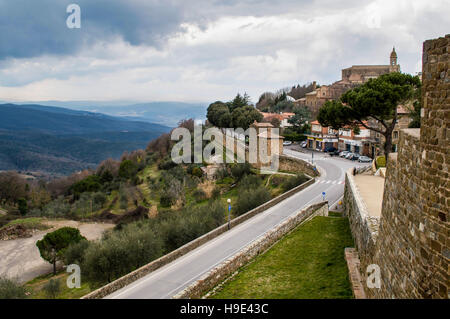 Rand des Wohn-Viertel von Montalcino, Stadt, berühmt für seinen Wein Brunello in der Provinz Siena. Stockfoto